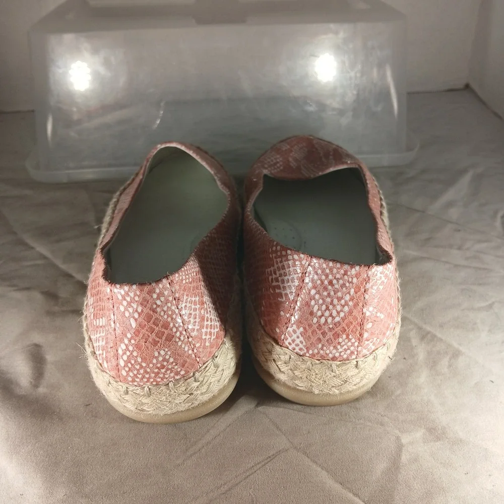Cliffs by White Mountain Cooler Flats 8M Pink Snakeskin Espadrille‎ Slip On Boho